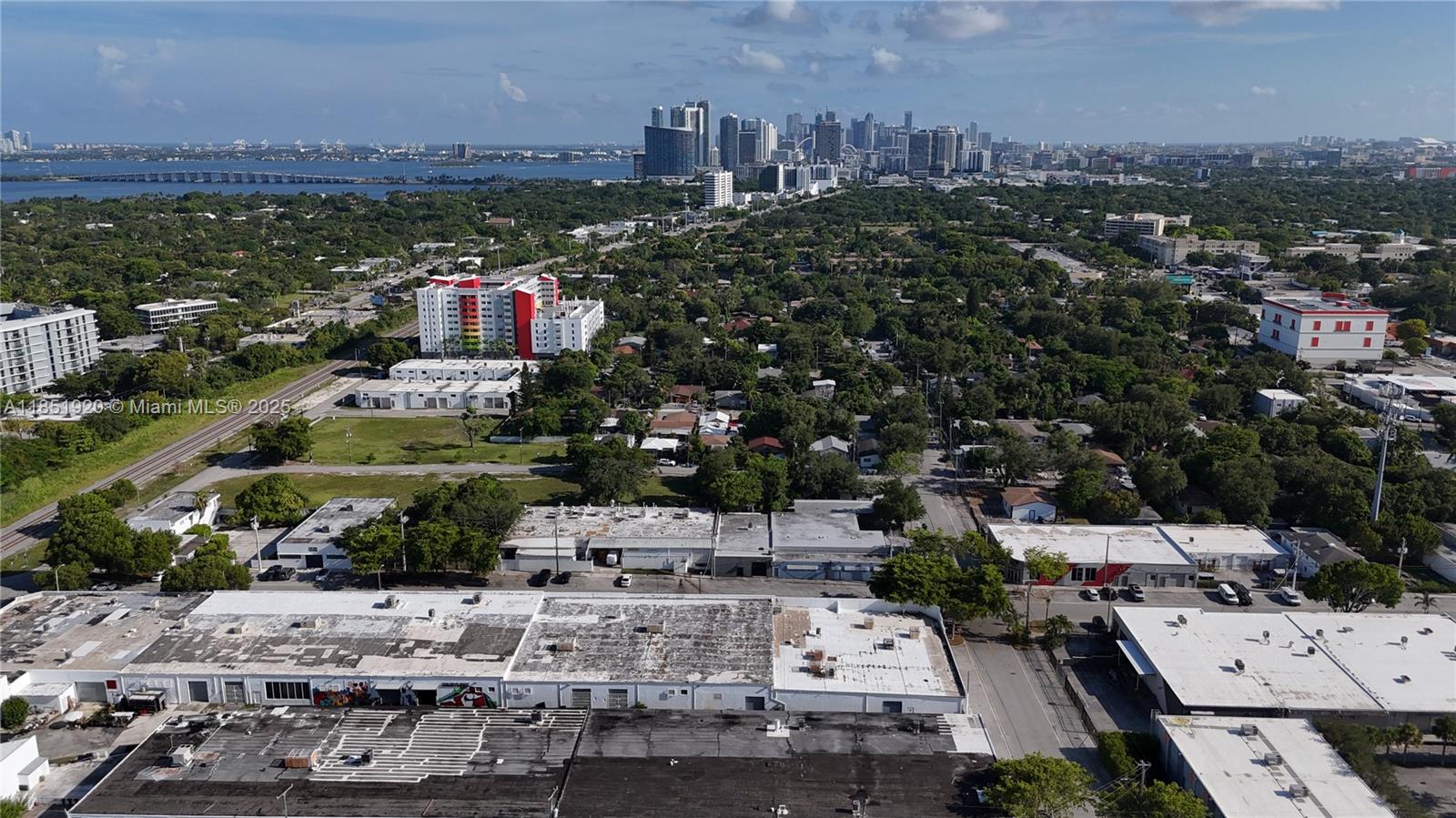 Located just north of the Miami Design District, this space sits in one of the city’s most dynamic and evolving neighborhoods. Surrounded by popular local restaurants and creative businesses, the area continues to attract attention from entrepreneurs and trendsetters.
• Total Area: 4000 sq. ft.
• Ceiling Height: 18
• High-Speed Internet Available
Ideal for retail, showroom, gallery, or creative office use. Be part of the energy in Little Haiti and position your business in a high-growth, high-visibility location.