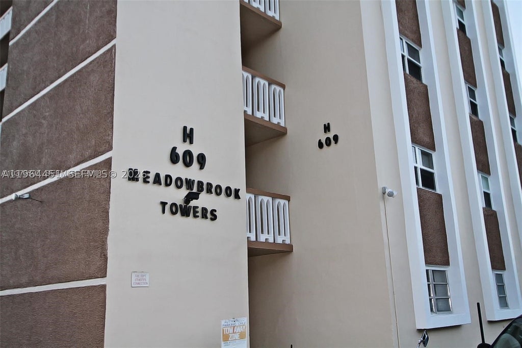 Photo of 609 NE 14th Ave #706, Hallandale Beach, FL 33009 (MLS # A11964451)