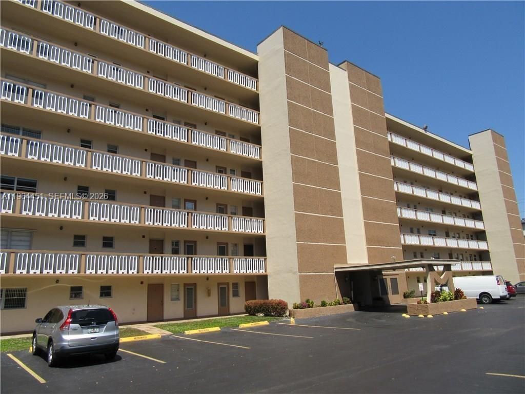 Photo of 609 NE 14th Ave #706, Hallandale Beach, FL 33009 (MLS # A11964451)