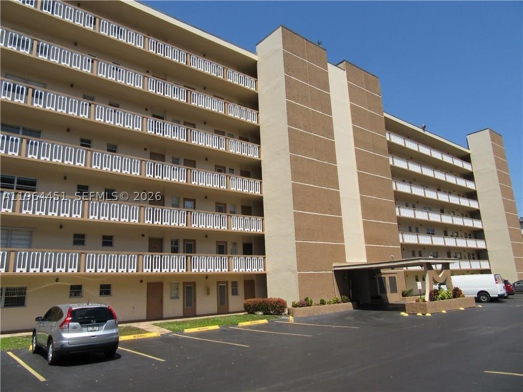 Photo of 609 NE 14th Ave #706, Hallandale Beach, FL 33009 (MLS # A11964451)