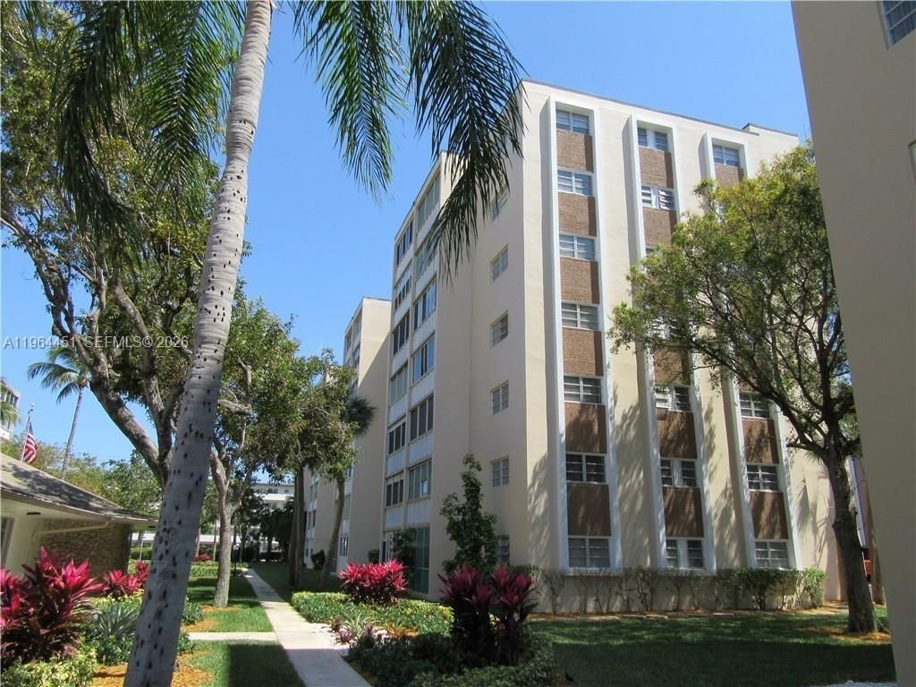 Photo of 609 NE 14th Ave #706, Hallandale Beach, FL 33009 (MLS # A11964451)