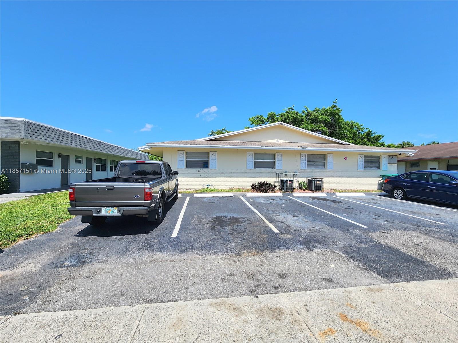 READY TO MOVE IN! 2-bedroom and 1 bath apartment in a 4-plex. 1 Parking space. Located near the Turnpike.