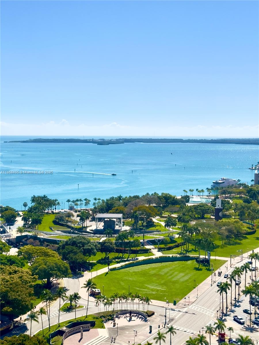 Beautiful Condo Spectacular community in Downtown Miami, fully furnished, excellent finishes with luxurious lifestyle, the best amenities to enjoy The Elser Hotel.Bay and the most beautiful view. The best location with restaurants, art, shopping and much more.