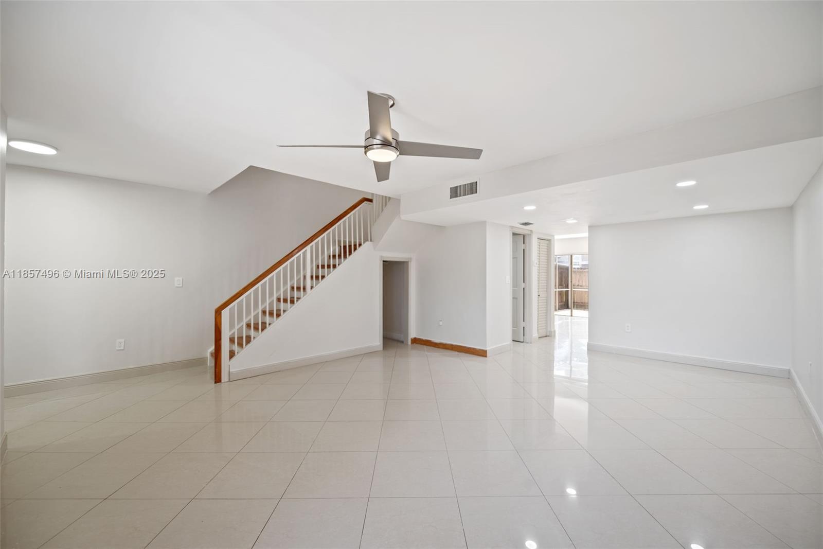 PEMBROKE LAKES SECTION SE - Residential Lease