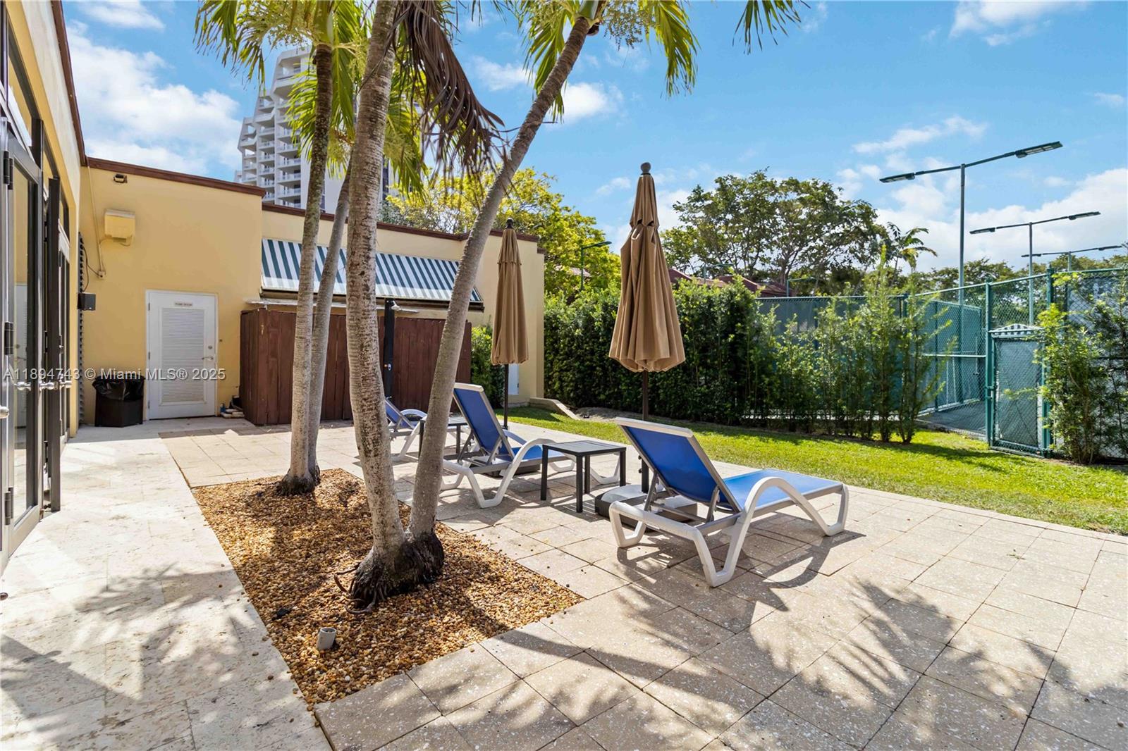 THE TOWNHOMES OF QUAYSIDE - Residential Lease