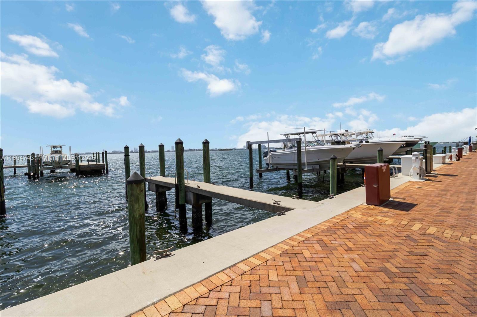 THE TOWNHOMES OF QUAYSIDE - Residential Lease