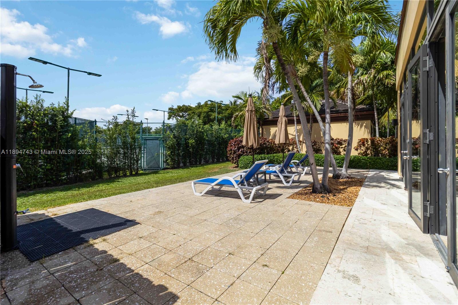 THE TOWNHOMES OF QUAYSIDE - Residential Lease