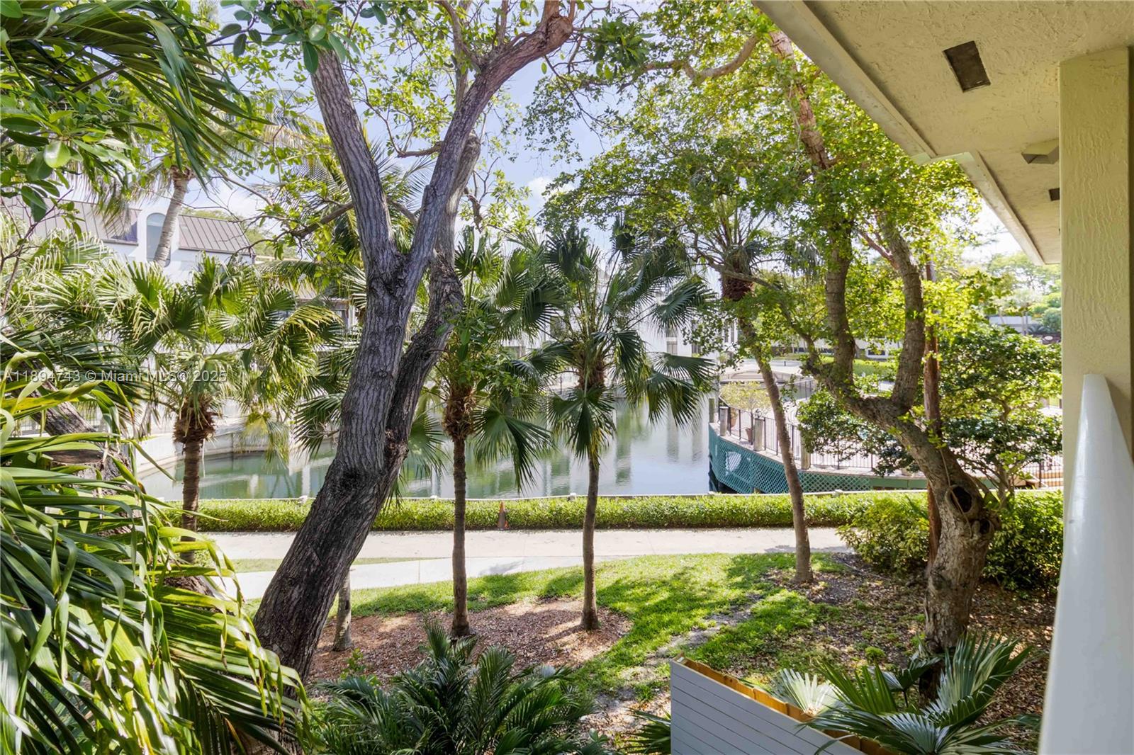 THE TOWNHOMES OF QUAYSIDE - Residential Lease