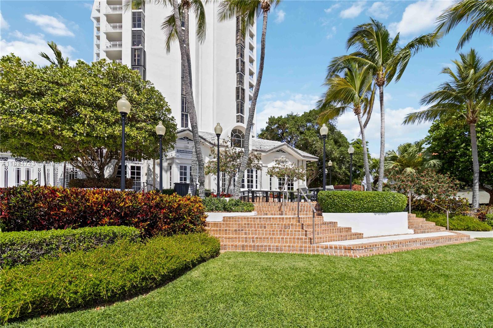 THE TOWNHOMES OF QUAYSIDE - Residential Lease