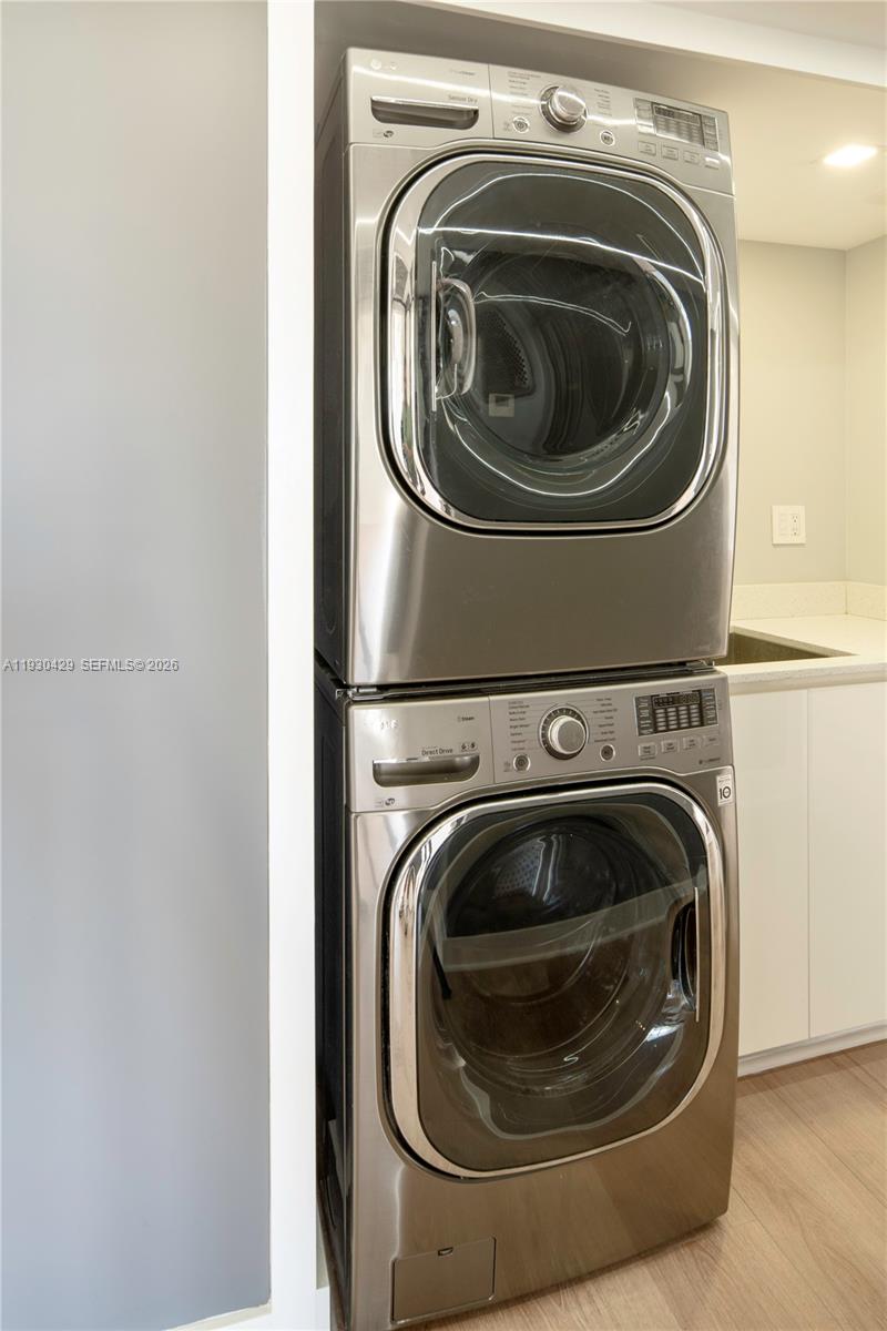 THE TOWERS OF QUAYSIDE CO - Residential