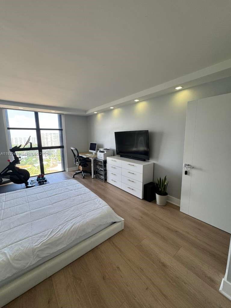 THE TOWERS OF QUAYSIDE CO - Residential