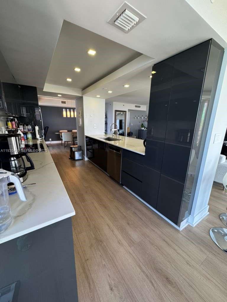 THE TOWERS OF QUAYSIDE CO - Residential