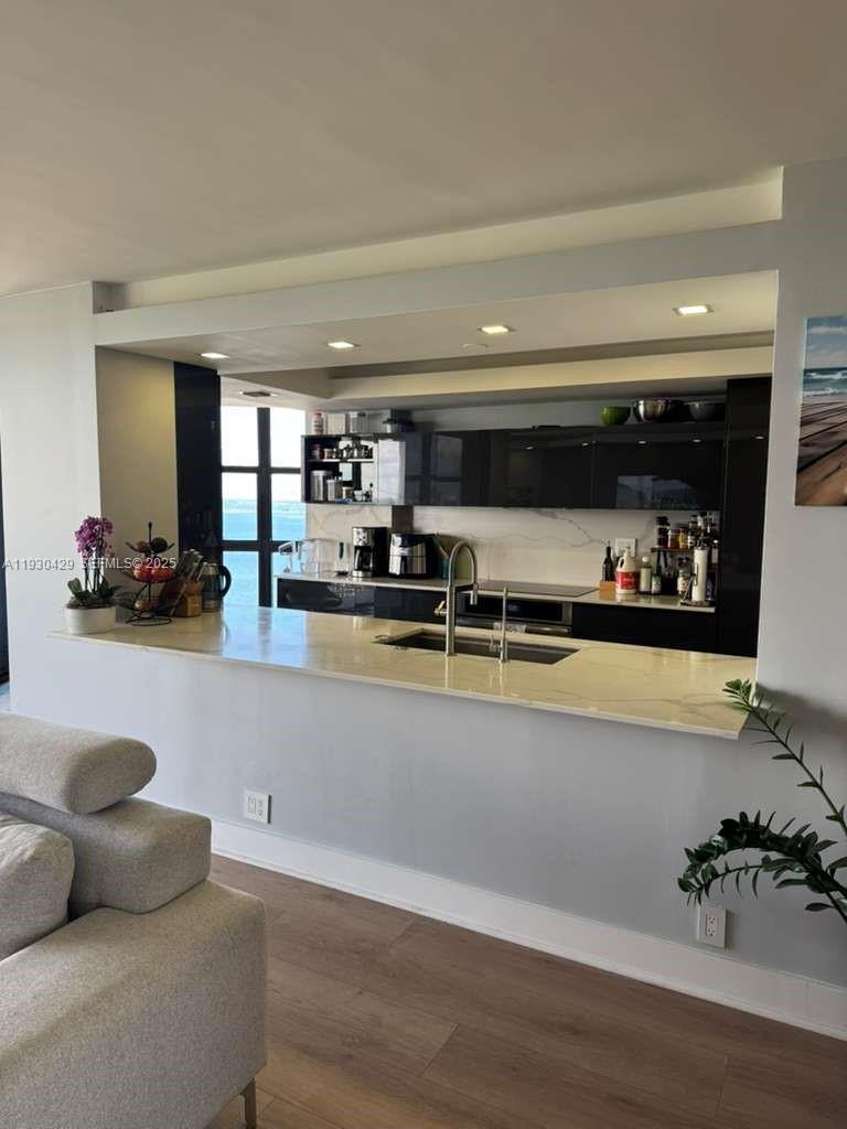 THE TOWERS OF QUAYSIDE CO - Residential