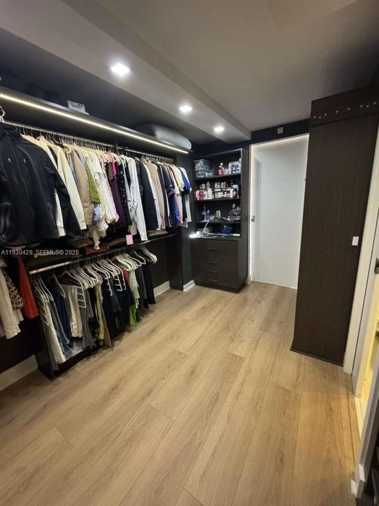 THE TOWERS OF QUAYSIDE CO - Residential