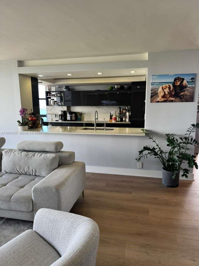 THE TOWERS OF QUAYSIDE CO - Residential