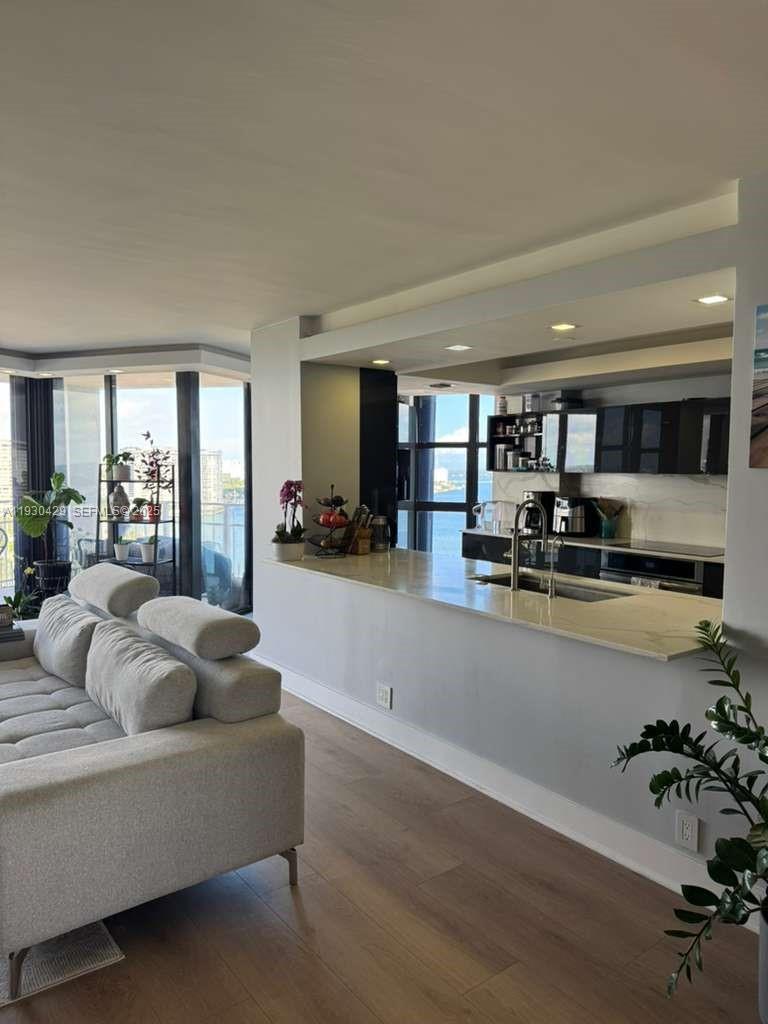 THE TOWERS OF QUAYSIDE CO - Residential