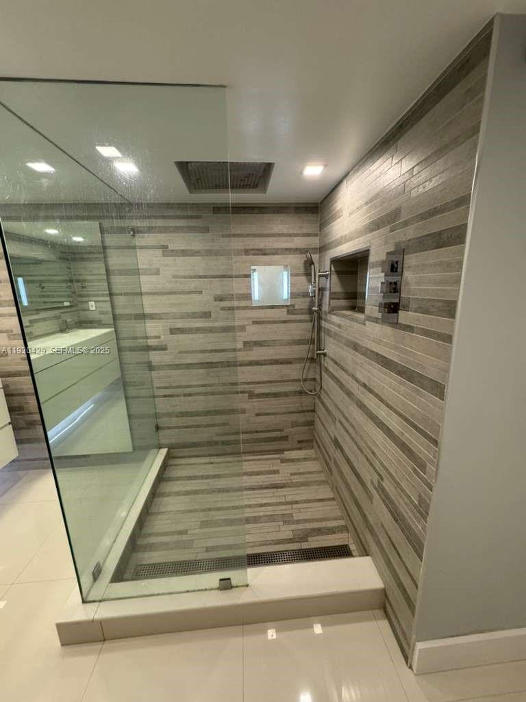 THE TOWERS OF QUAYSIDE CO - Residential