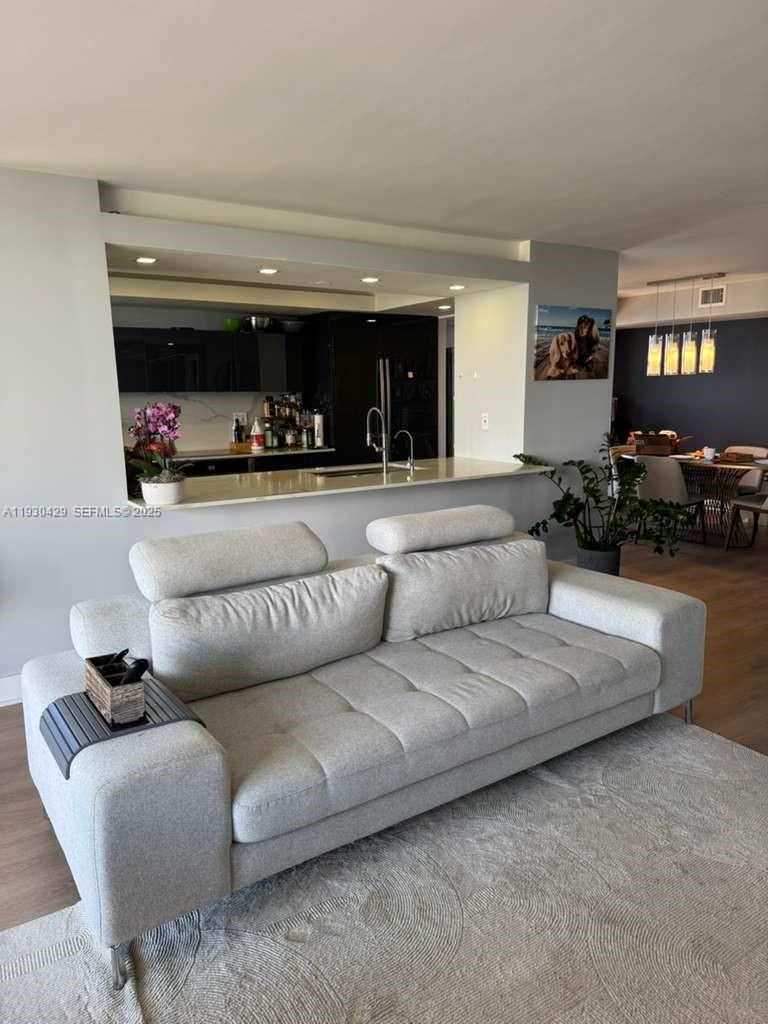 THE TOWERS OF QUAYSIDE CO - Residential