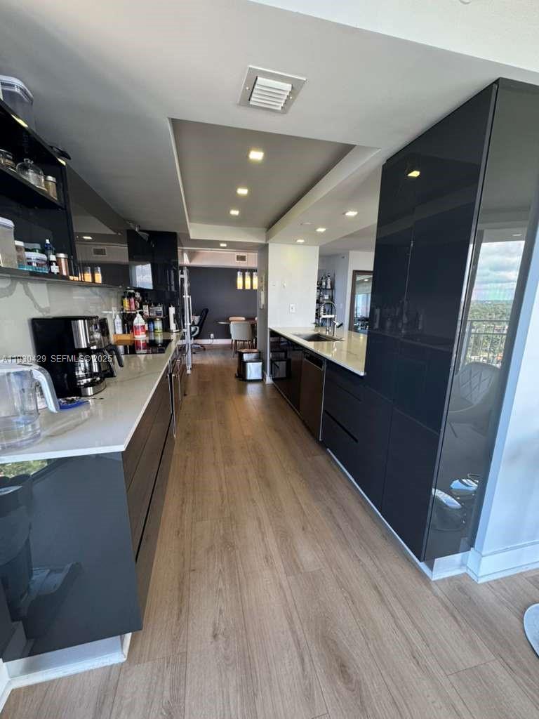 THE TOWERS OF QUAYSIDE CO - Residential