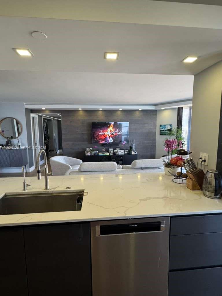 THE TOWERS OF QUAYSIDE CO - Residential