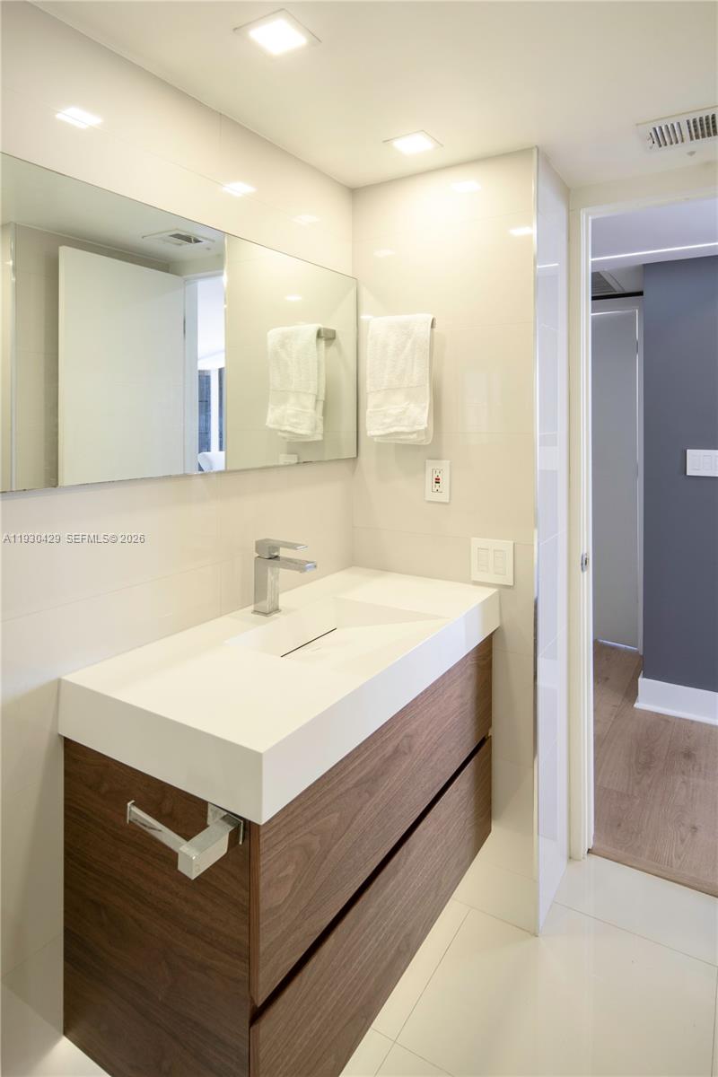 THE TOWERS OF QUAYSIDE CO - Residential