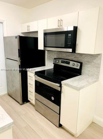 Welcome to this cozy 1-bedroom, 1-bathroom apartment!
As you enter, you'll be greeted by a warm atmosphere; easy-care flooring extends throughout the space, creating an elegant atmosphere. The apartment comes with appliances, air conditioning, and a space for outdoor enjoyment. A parking space is also included.
- Wood-effect vinyl flooring
- Stainless steel appliances
- Central air conditioning
- Back patio
- Parking
- Gated building