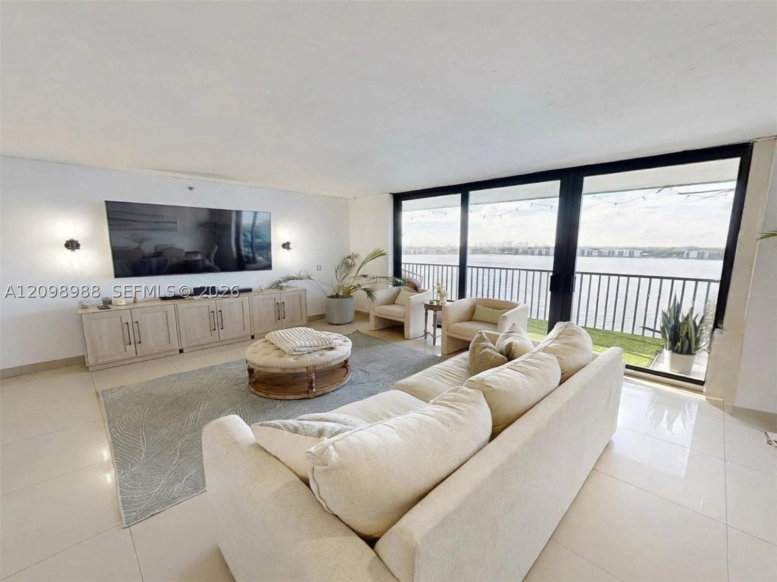 105 Lake Emerald Dr