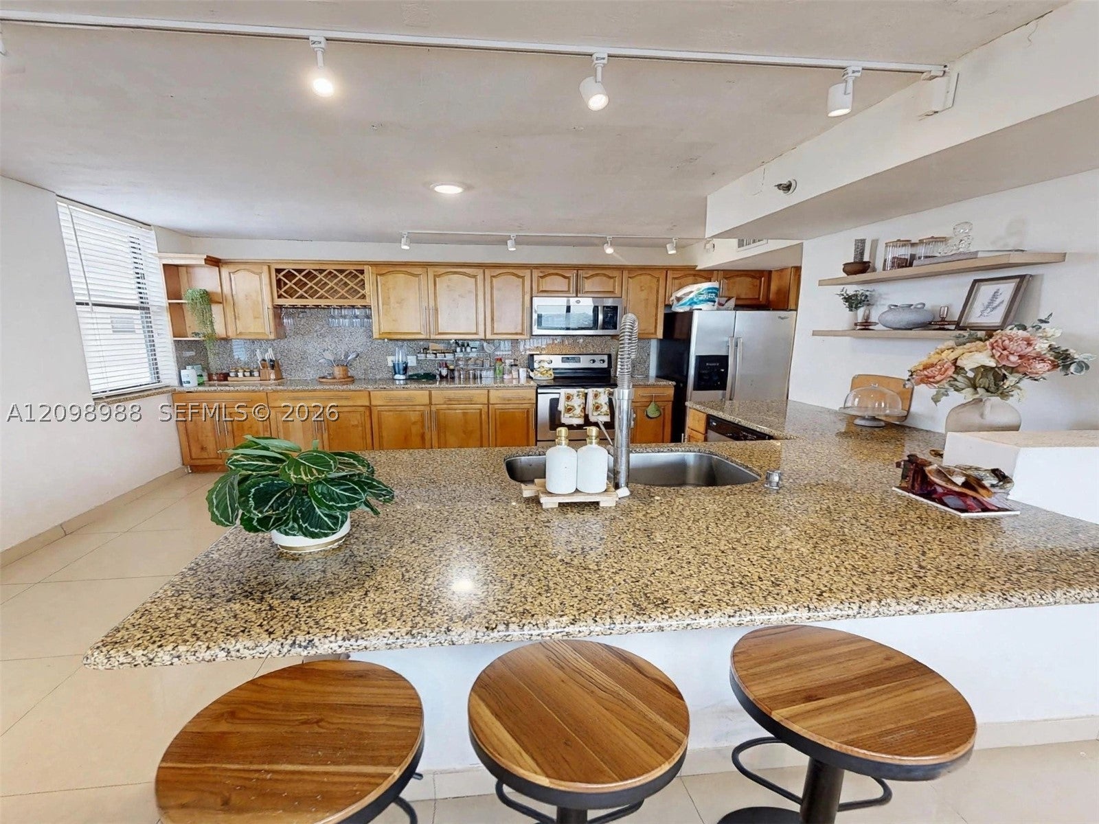 105 Lake Emerald Dr 816