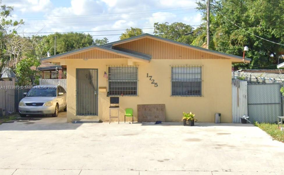 Duplex on NW 46 ST, 2 bedroom 1 bathroom, tile floor, section 8 welcome.