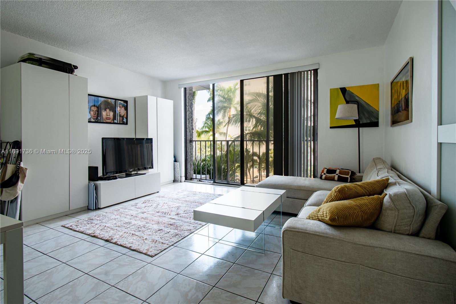 Very large studio converted into one bedroom with lots of light. Kitchen and bathroom remodeled. Heated pool, jacuzzi, barbecue area, and gym. Walking distance from grocery stores, cafes, restaurants, and the beach. The unit comes with one parking space. Please call or text for showings.