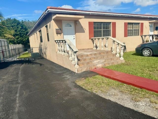 GREAT 4 BEDROOMS, 2 BATH DUPLEX UNIT, SPACIOUS LIVING AREA, TILE THROUGHOUT, WASHER AND DRYER,
FRESHLY PAINTED, AMPLE DRIWAY WITH LOTS OF PARKING SPACES, HUGE YARD, GREAT FOR ENTERTIANING.