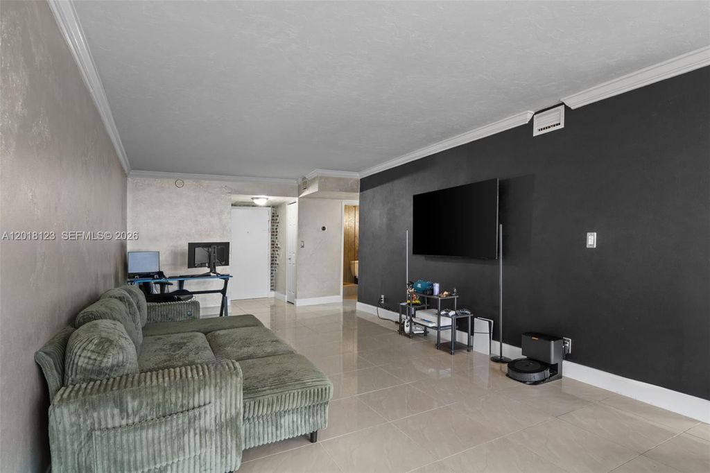 Photo of 1000 Parkview Dr #1025, Hallandale Beach, FL 33009 (MLS # A12018123)