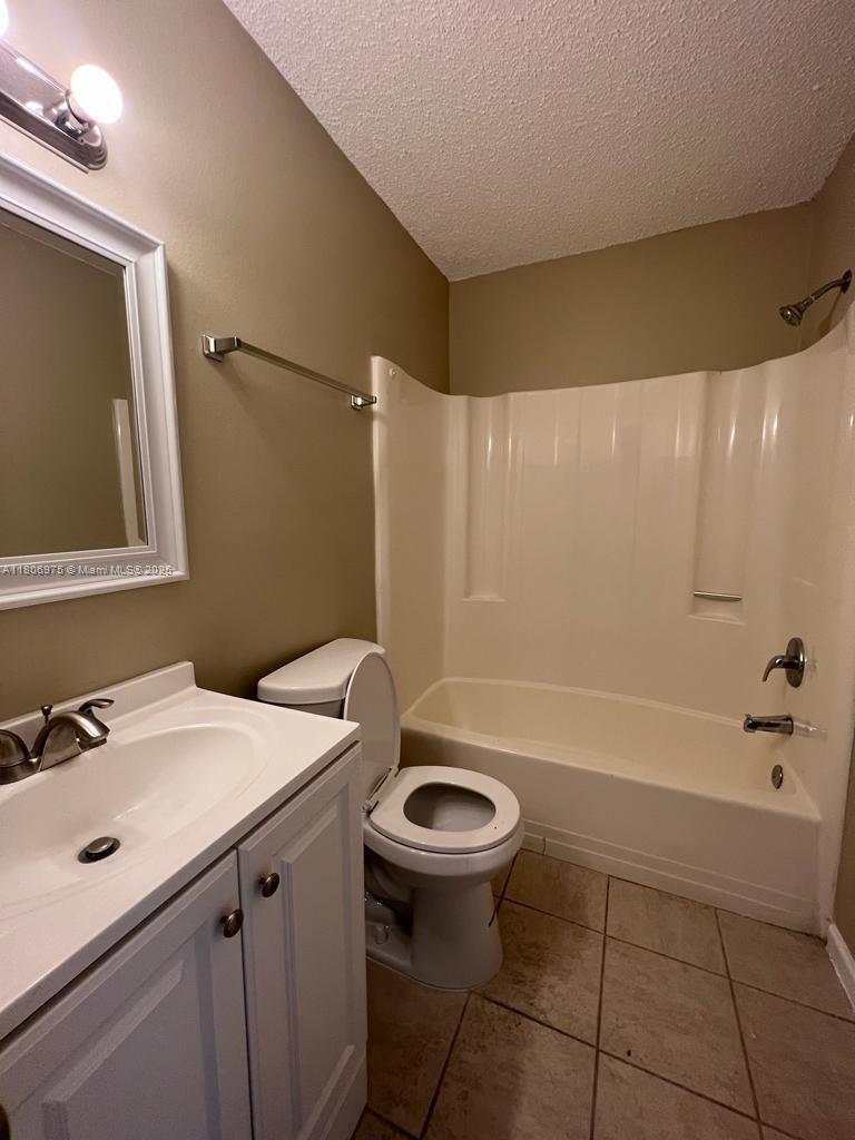 617 Ixoria Ave 18