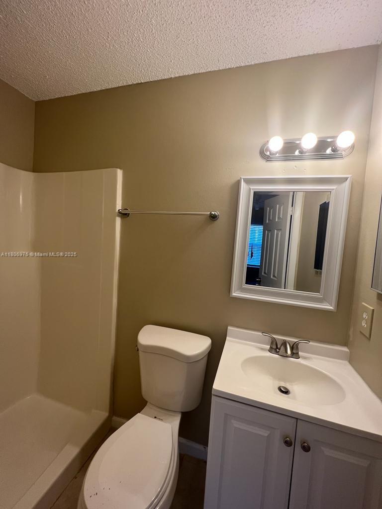617 Ixoria Ave 18