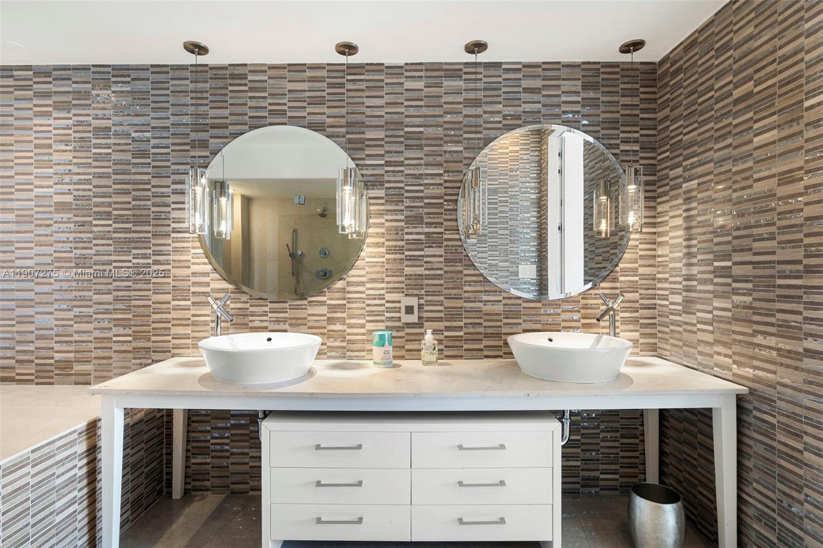 ICON CONDO - Residential