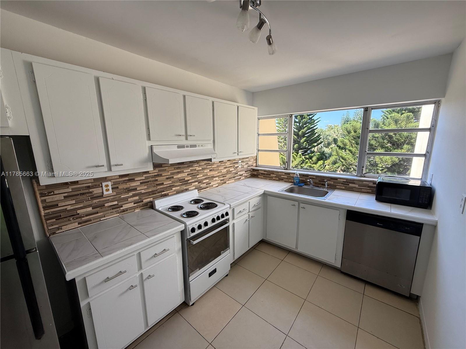 952 NE 199th St 4K