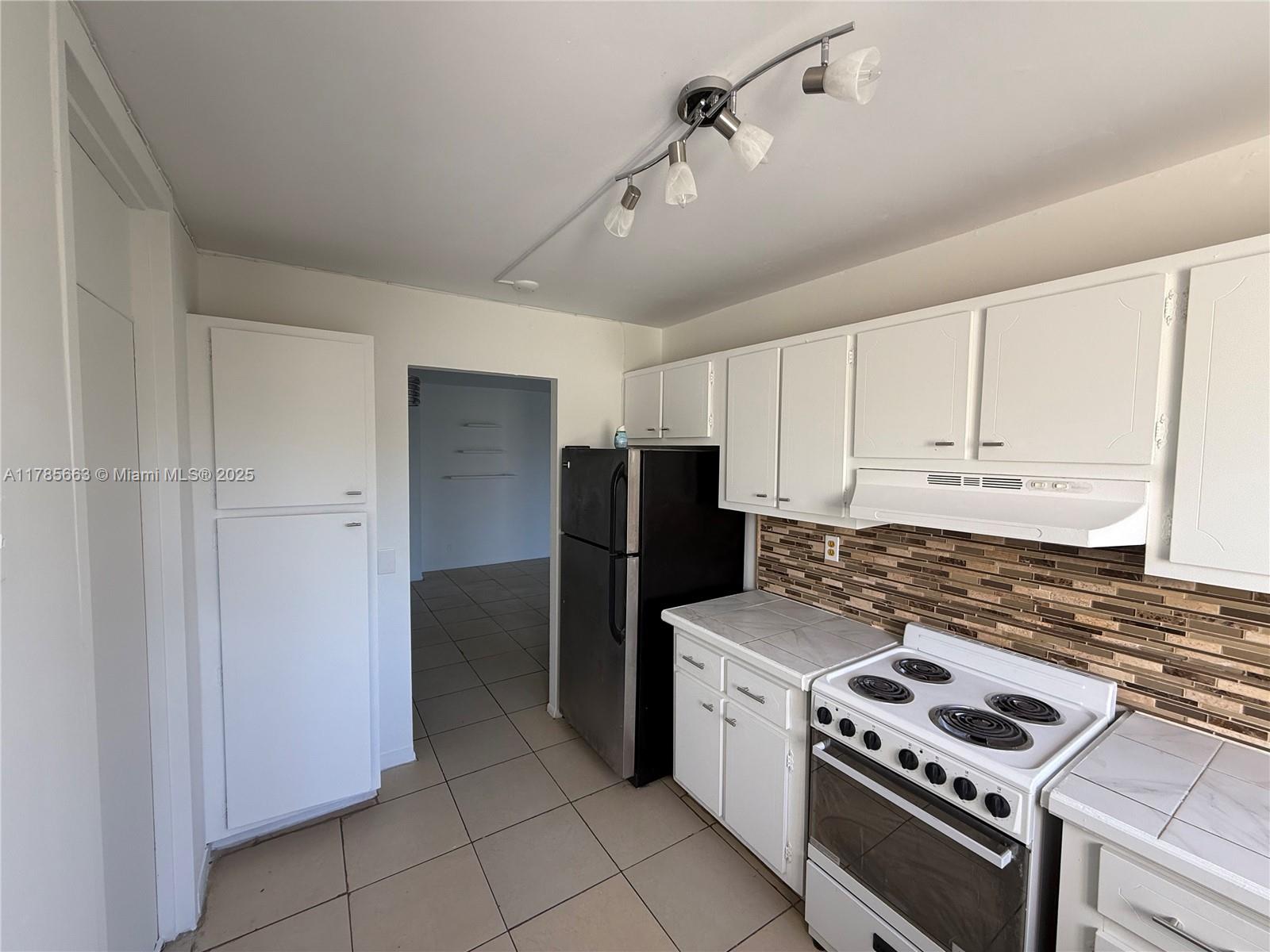 952 NE 199th St 4K