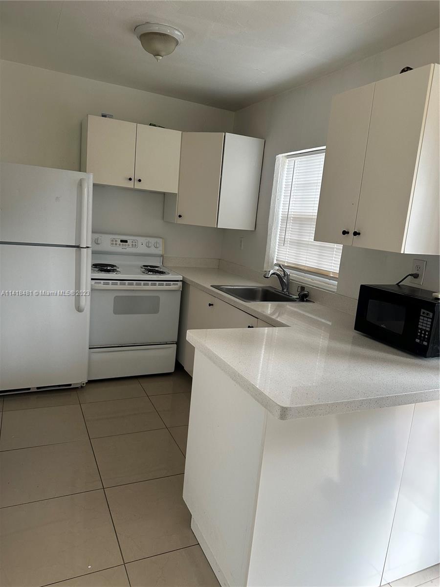 location, location, location! bright 1/1 apartment. Conveniently located close to I-95, Downtown Hollywood and beaches. Rent includes water and electric.