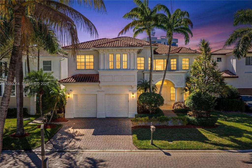 Photo of 822 Meridian Ln, Hollywood, FL 33019 (MLS # A11980014)