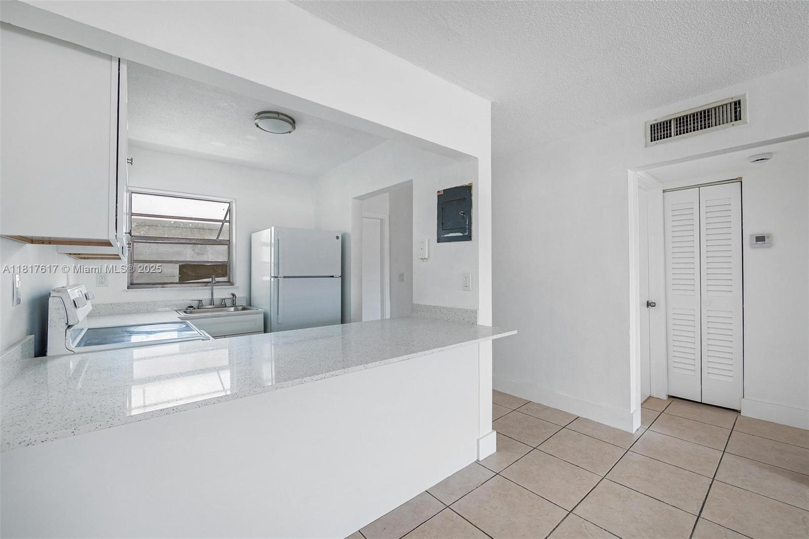 405 W 11th St 11, Hialeah, Miami-Dade County, Florida - 2 Bedrooms  
1 Bathrooms - 