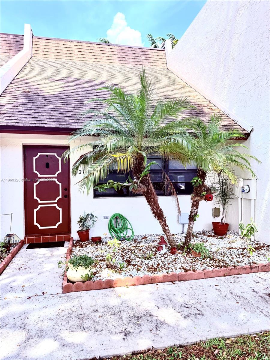 Beautiful Loft Style townhome low maintenance fee, very family oriented, Impact windows, New kitchen, new bathrooms, roof is about 5 years old, AC about 4 years old the house its in great condition.
Location it's exceptional , Walking distance to Walgreens, Walmart, Publix many other business .
less than 2 miles from the Beach . A HIDDEN GEM!
