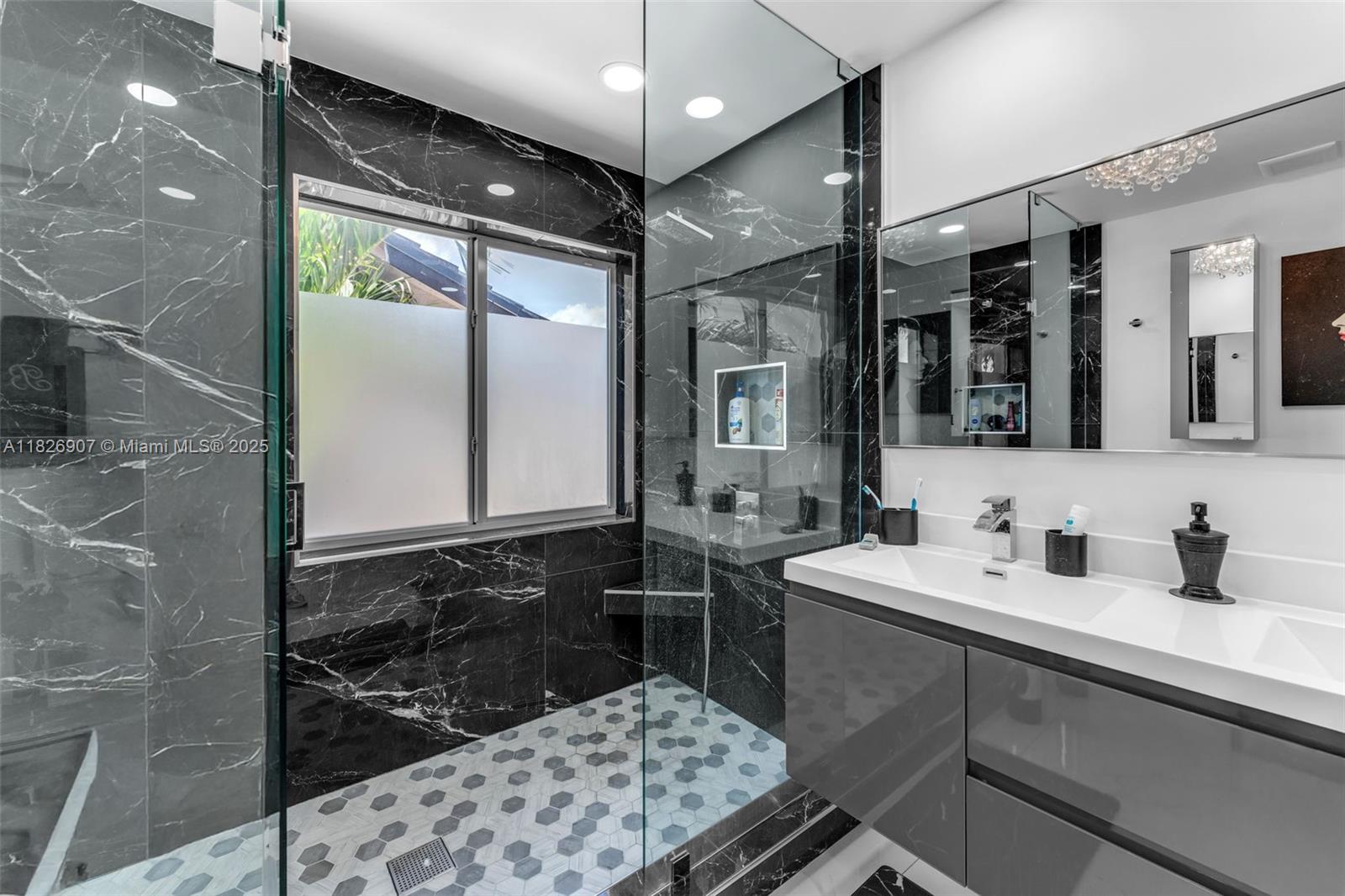 VENEZIA HOMES ESTATES IST - Residential