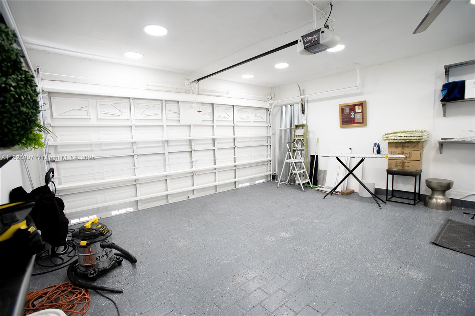 VENEZIA HOMES ESTATES IST - Residential