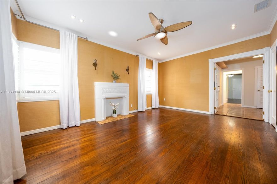 Charming corner unit in a quiet boutique building. This spacious 1-bedroom, 2-bathroom unit boasts an expansive living area and separate dining space. The unit features beautiful wood floors, multiple walk-in closets and in unit washer and dryer. Located on a quiet street next to Flamingo Park and is within walking distance to all that the beach has to offer