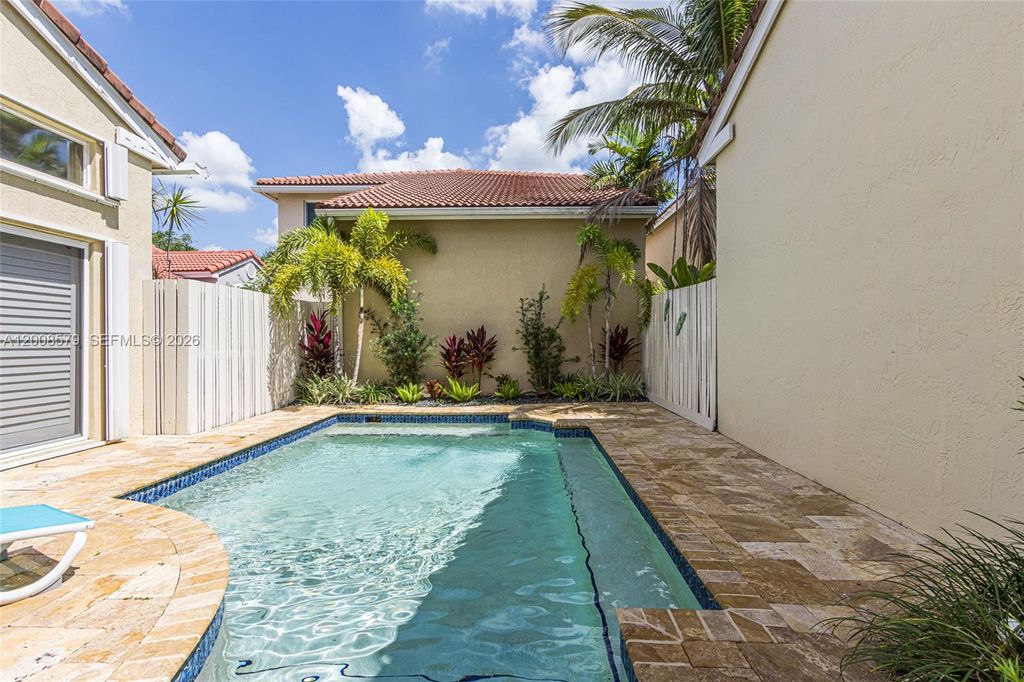 Photo of 1125 Queen Palm Ct, Hollywood, FL 33019 (MLS # A12008579)