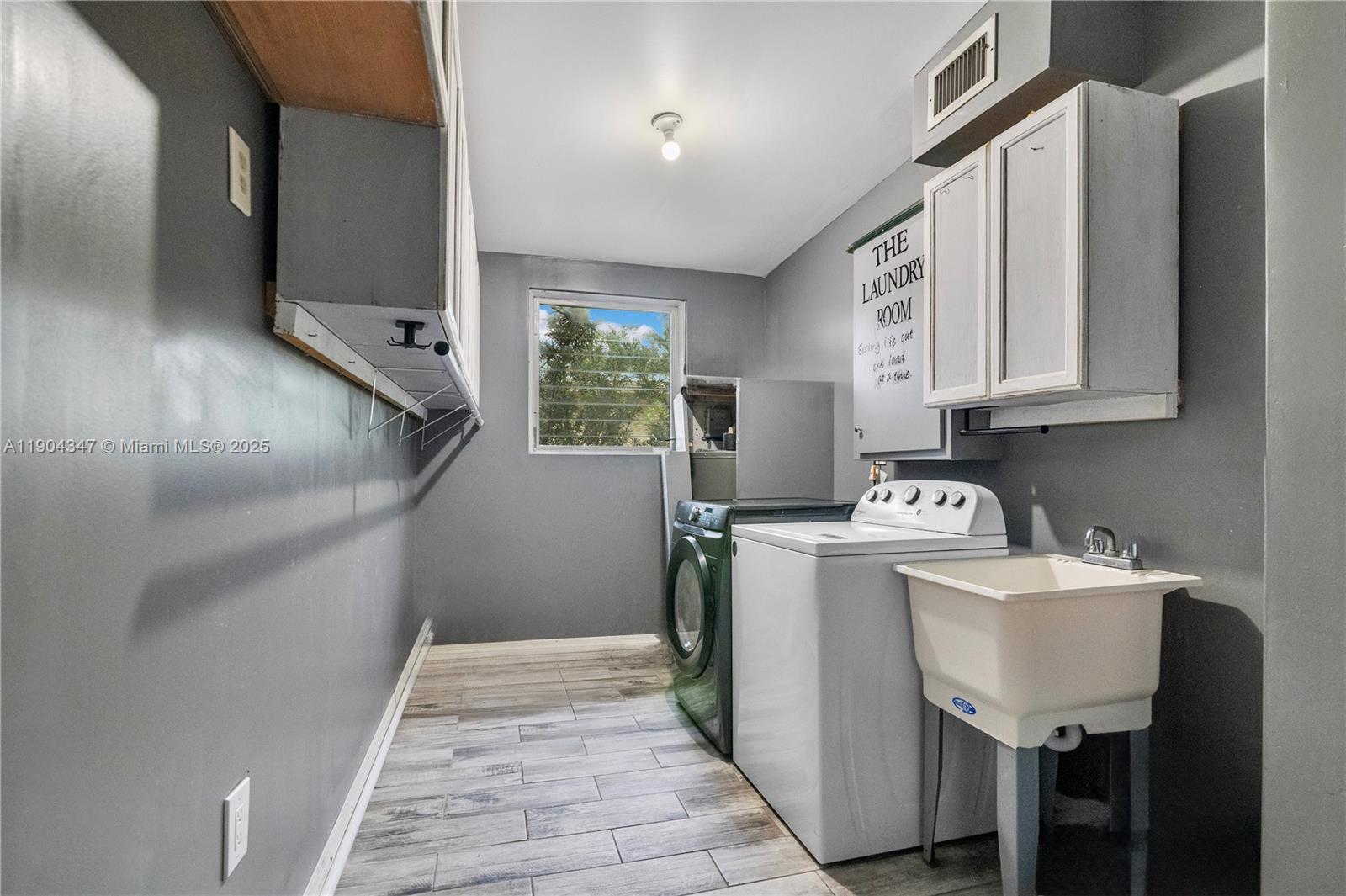 LAKE CANE VILLA - Residential