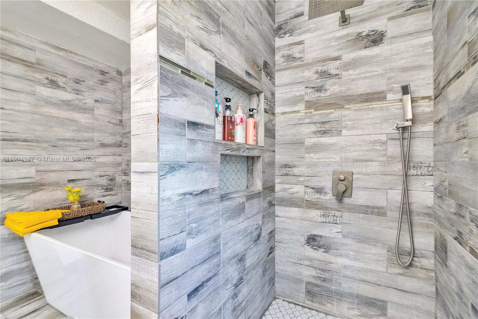 LAKE CANE VILLA - Residential