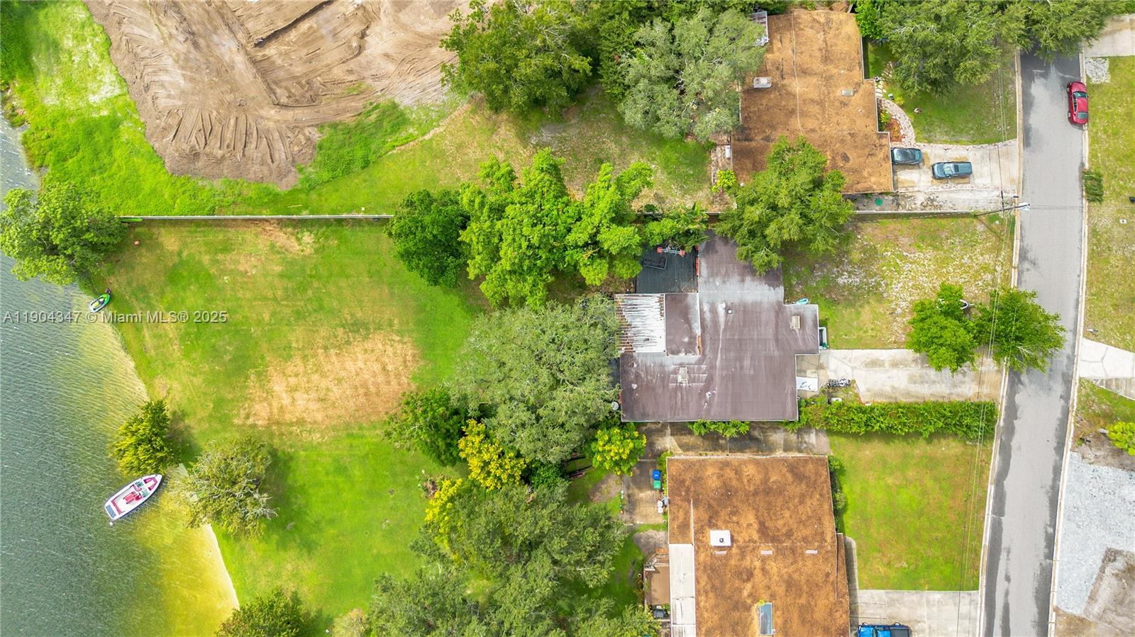 LAKE CANE VILLA - Residential