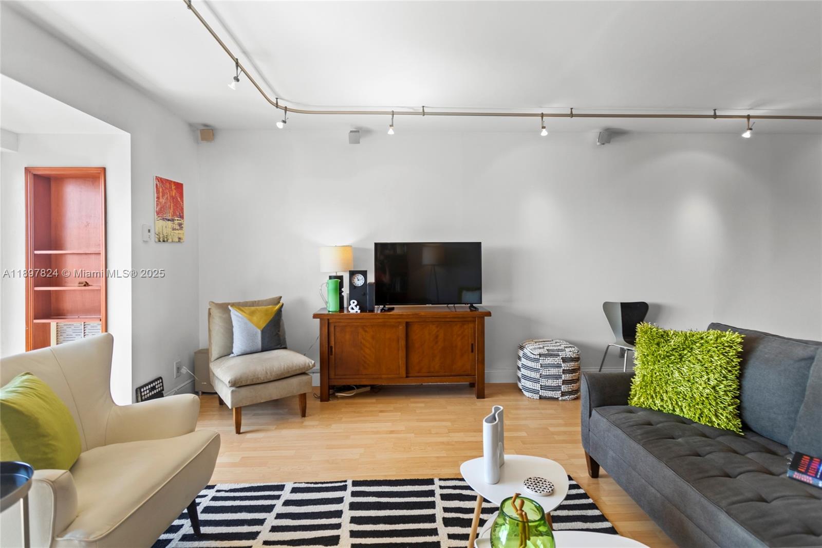 RUNAWAY BAY CONDO - Residential