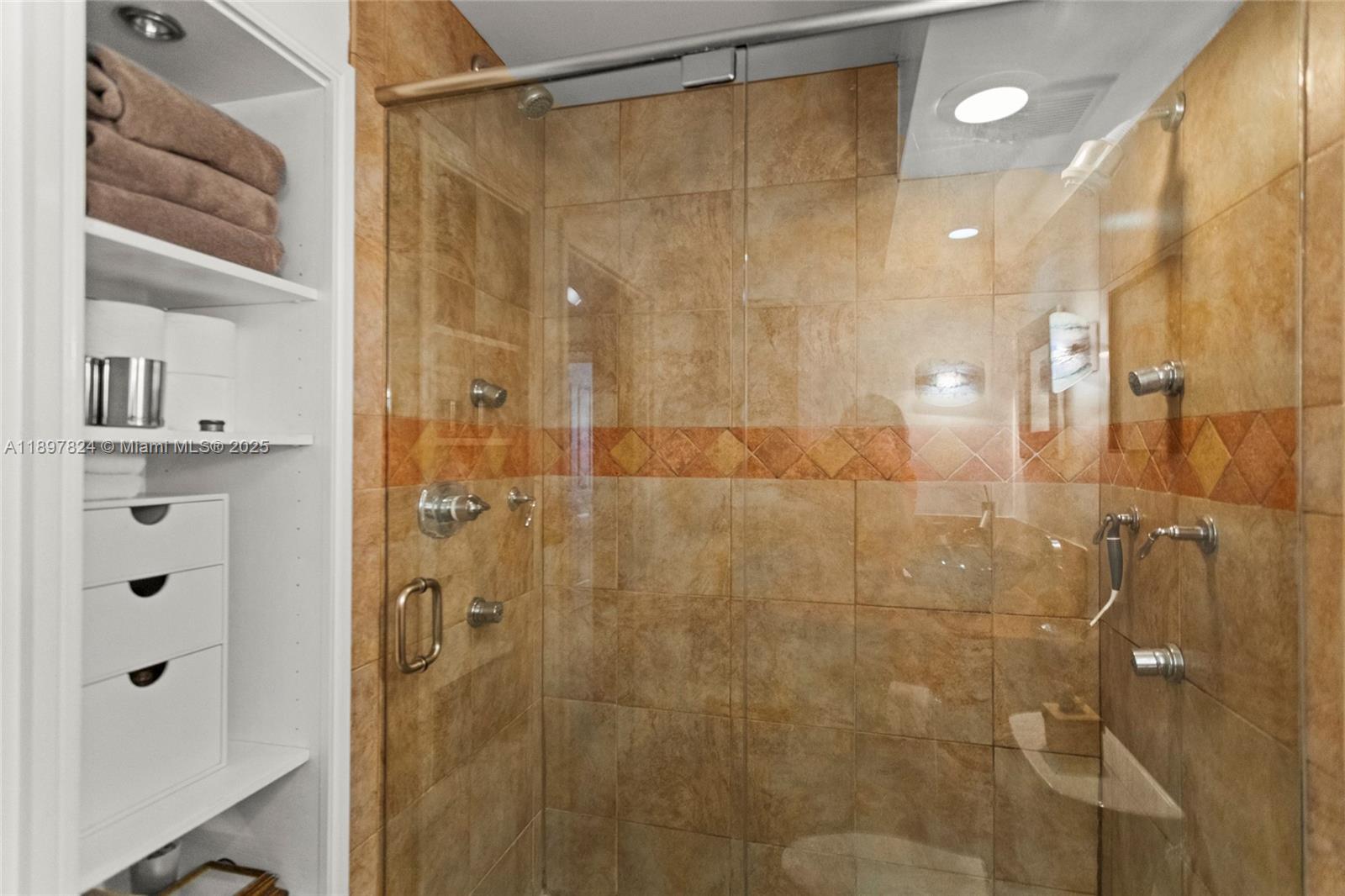 RUNAWAY BAY CONDO - Residential